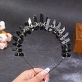 Dettaglio corona di cristallo nero con ciondoli luna e stella in argento su cerchietto - Cristallo Nero + Tre Lune Gun Black