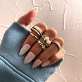 Set di cinque anelli vintage in argento con motivi a cuore e intrecciati indossati a mano - Set Semplice di Anelli Intrecciati a Cuore d'Argento / Argento