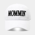 Detalle del bordado de letras MOMMIN' en negro en la parte frontal de la gorra de algodón - Blanco