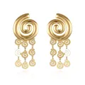 Dettaglio di grandi orecchini a frange con foglie a spirale dorate placcati in oro 18k - Nappina a Spirale (EA2151 Stile 1)