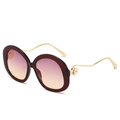 Lunettes de soleil rondes avec monture bordeaux, verres dégradés et détail de perle - Monture Thé Foncé Verre Rose Jaune