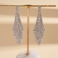 Primer plano de pendientes largos con borlas de diamantes en un soporte dorado - Plata (Pin de plata) / Plateado