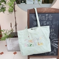 Hellgrüne Canvas-Einkaufstasche mit bunter Lucky Sazakka Stickerei und floralen Motiven - Bohnengrün