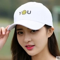 Casquette de baseball blanche avec broderie de lettres YOU et smiley jaune sur un mannequin - Adulte / Blanc 'YOU'