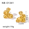 Detail van gouden bloemenoorbellen met textuur, maat 3,5 cm en gewicht van 19 g - Driedimensionale Gouden Bloemblad Stijl (NB-E1341) / 18K goud
