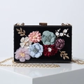 Elegante borsa da sera in acrilico nero con fiori 3D e tracolla a catena dorata - Nero