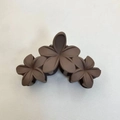 Pinza de pelo con flor marrón oscuro mate y tres flores de resina para peinados de mujer - Flor De Frangipani Unida Y Escarchada De Color Café [aprox. 11 Cm]