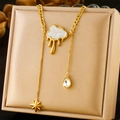 Collier doré avec étoile et nuage, cristal goutte d'eau et détails émail blanc - N2898