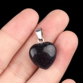Pendentif cœur en pierre de sable bleu avec bélière argentée présenté à la main - Pierre de sable bleu (Synthétique)