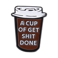 Emaille-Pin in Kaffeetassen-Design mit Text A Cup of Get Shit Done auf weißem Grund - Kreativer Inspirierender Kaffeetassen-Stil (QHXZ4428)