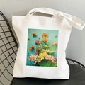 Weiße Canvas-Tragetasche mit buntem Blumendruck auf einem schwarzen Metallstuhl - Bunte Blumen auf Blaugrünem Hintergrund