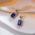 Elegante Goldohrringe mit rechteckigem blauem Zirkonia und Diamantakzenten - Stud Ohrringe / Blau (E0090)