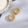 Dettaglio di orecchini a cerchio dorati a spirale con silhouette a cuore su un vassoio - Huggie Intrecciato Oro (ZYN-DME610G)