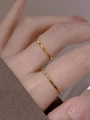 Goldenes minimalistisches stapelbares Ring-Set mit kleinen Zirkoniasteinen für Damen - 2-teiliges Zirkonia Set (SE3173) / Gold