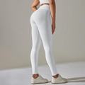 Macro-opname van witte naadloze yoga legging met hoge taille en geribbelde buikcontrole - Melkwit