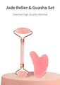 Rosenquarz-Gesichtsroller und herzförmiges Gua Sha-Set auf einem rosa Display-Ständer - Rosa Doppelkopf-Roller und Gua Sha Brett (In Box)