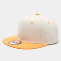 Dettaglio di un cappello snapback beige con visiera arancione e adesivo originale - Regolabile / Beige + Tesa Gialla