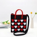 Gestrickte Tragetasche mit rot-weißen Herzen, roten Griffen und schwarzem Gurt - Herz Handytasche-Schwarz Rot Weiß