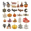Dettaglio di ciondoli smaltati a tema Halloween con fantasmi e zucche per gioielli fai-da-te - Set 28pz Ciondoli Smalto Halloween