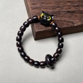 Bracelet en bois de santal avec breloque chat aux yeux jaunes et anneau en bois - Style Chat en Bois de Santal Violet Coupe Droite / 7x8mm x 22 Perles