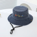 Ricamo dettagliato di veicoli da cantiere su un cappello alla pescatora in denim blu - 52cm (Consigliato 2-6 Anni) / Blu Denim