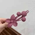 Pince à cheveux fleur violette mate avec un design élégant à cinq pétales et petits détails - Fleur De Gainier / Rouge Pourpre
