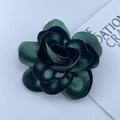 Vista dettagliata della spilla a rosa in raso verde scuro con strati di tessuto eleganti - Verde Scuro