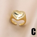 Bague réglable en forme de cœur doré avec zircons blancs sur fond de soie beige - Style C-Coeur Zircone