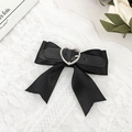 Dettaglio del fiocco gotico in raso nero con fibbia a cuore argentata e cinturino - 2# Fiocco in Satin Nero con Fibbia in Pelle a Cuore