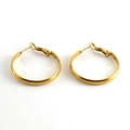 Pendientes de aro minimalistas de acero inoxidable dorado mate para mujer en blanco - Dorado