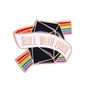 Pin de esmalte de dado D20 con rayas arcoíris y texto dorado Roll With Pride en cinta - C1917-2 (Roll With Pride Dados Arcoíris)
