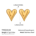 Dettaglio macro degli orecchini a cuore in acciaio dorato con dimensioni e caratteristiche - Stile Dorato (YYE023134)