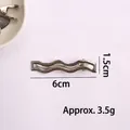 Pince à cheveux Y2K ondulée en métal argenté, dimensions de 6 cm par 1,5 cm - Pince Bec de Canard Ondulée (X1-448) / 6cm