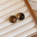Boucles d'oreilles vintage en résine ambre avec bordure dorée dans leur écrin - Tige en argent - Or - Noir