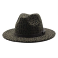 Detail eines dunkelgrünen Fedora mit Leopardenmuster, Lederband und Metallschnallenriemen - M(56-58cm) / Armeegrün