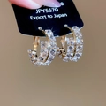 Détail de boucles d'oreilles créoles dorées ornées de zircons brillants sur support - Tige de Boucle d'Oreille en Argent Sterling 925 - Or - Petit
