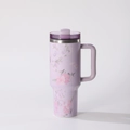Detailansicht lila Thermobecher mit 3D-Blumenmuster, großem Fassungsvermögen und Griff - 1 l / Violetter Blumen Stil