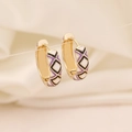 Détail de boucles d'oreilles losanges dorées avec émail violet, noir et blanc - Losange Géométrique Violet Noir Blanc(6#)