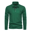 Détail du polo manches longues en coton vert foncé avec broderie cerf noire sur la poitrine - Vert Foncé