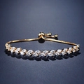 Detalle de pulsera dorada ajustable con circonitas blancas brillantes de corte marquesa - Dorado