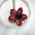 Pinza per capelli a fiore di frangipane con sfumatura rosso e nero lucido - 8cm / Rosso Scuro