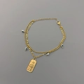 Nahaufnahme des goldenen Doppelarmbands mit Evil Eye Perlen und Sonne-Mond Anhänger - Gold