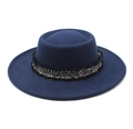 Primer plano del sombrero de lana azul marino con banda decorativa de borlas de plata - M (56-58cm) / Azul marino