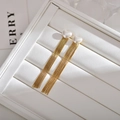 Elegante vergoldete Quastenohrringe mit Herzperlen in einer weißen Schmuckschatulle - Gold Herz