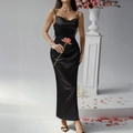 Robe longue noire en satin avec col bénitier et détails froncés pour les soirées élégantes - S / Noir