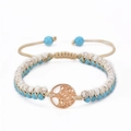 Détail d'un bracelet tissé en turquoise et pierre blanche avec pendentif arbre de vie - Turquoise