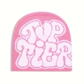 Dettaglio ravvicinato del berretto in maglia rosa con scritta graffiti TOP TIER - Rosa Chiaro