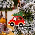 Detailansicht eines hölzernen roten Auto-Weihnachtsschmucks an einem verschneiten Zweig. - Seite Stil D