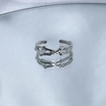 Nahaufnahme eines silbernen Ast-Rings mit klarem Edelstein auf reflektierender Basis - Stil 4 (Zweig-Design)