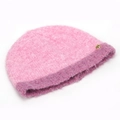 Dettaglio del cappello in maglia rosa e viola con elegante fibbia metallica a rosa dorata - Taglia unica / Rosa e Viola Contrasto (C)